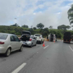 Caminhão com 15 toneladas de batatas tomba na Fernão Dias no Sul de Minas