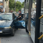 Motorista abre porta de carro e é atingido por ônibus em BH