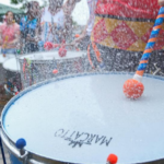 Chuva não desanima e foliões seguem com festa no bloco ‘Garota Eu Vou Pro Califórnia’; veja fotos