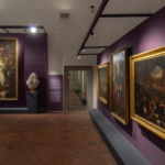 Turista tenta tirar selfie, tropeça e rasga obra de 300 anos em museu na Itália