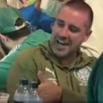 Auxiliar de Abel no Palmeiras celebra classificação à final em bar com torcedores Auxiliar de Abel no Palmeiras celebra classificação à final em bar com torcedores