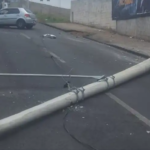 Carro derruba poste em Varginha durante o fim de semana