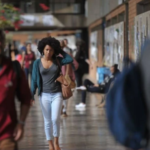 Enem 2025: saiba até que horas os estudantes podem fazer a prova no domingo (9)