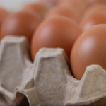 Três ideias para substituir as caixas de ovos e economizar espaço na cozinha