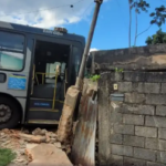 Ônibus bate em muro de casa após discussão entre motorista e passageiros, em BH