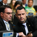 Resistência de Simões e Zema pode unir Flávio Bolsonaro e Cleitinho em MG