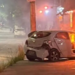 Homem rouba carro, bate em poste e veículo pega fogo em BH