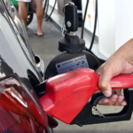 Reajuste nos combustíveis chega às distribuidoras após alta do petróleo