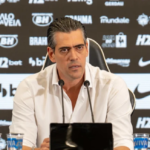 Diretor do Atlético promete buscar grande contratação de volante na próxima janela