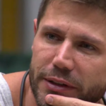 BBB 26: Milena deixa ‘surpresinha’ para Jonas no banheiro e ele reage