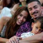 Após quase ser deportado, irmão de Anitta retorna ao Brasil com namorada