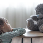 Medo excessivo e isolamento podem indicar ansiedade infantil, diz psicóloga