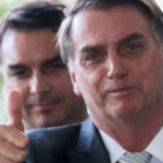 Em visita a Bolsonaro, Flávio diz que o pai recebeu decisão da Dosimetria com ‘satisfação’