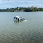 Carro cai na Lagoa Central de Lagoa Santa após motorista perder controle da direção
