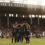 Atlético derrota Vasco no Rio e termina semestre a seis pontos do G4 do Brasileiro