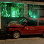 Motorista leva soco no rosto de motociclista, bate em poste e morre em BH
