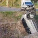 Carro cai em córrego após acidente em Contagem, na Grande BH