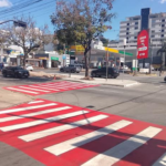 Nova sinalização viária começa a ser instalada na Avenida das Américas; serviço integra projeto de revitalização da via