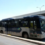 Jovem armado ameaça motorista e manda ele bater o ônibus em poste com câmera em BH