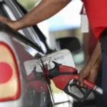 Encher o tanque já passa de R$ 200 e pesa no bolso de quem depende do carro em BH