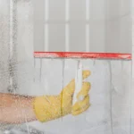 A mistura simples que promete remover as manchas esbranquiçadas do box do banheiro