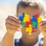Transtorno do espectro autista: especialista explica sinais em crianças e adultos