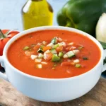 Sopa de tomate vegana ganha espaço entre receitas leves
