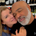 Esposa de Rick explica escolha de velório privado: ‘Silêncio e respeito’