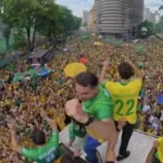 Flávio Bolsonaro faz ato na Praça da Liberdade com Cleitinho, Nikolas, Tarcísio e Zema