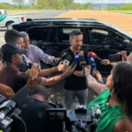 Janones volta a Brasília após chamado de Lula e se dispõe a atuar como líder na Câmara